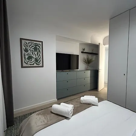 Exclusive Cortina North With Private Parking & Balcony - 01 *