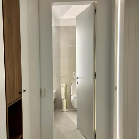 Exclusive Cortina North With Private Parking & Balcony - 01 Bucharest