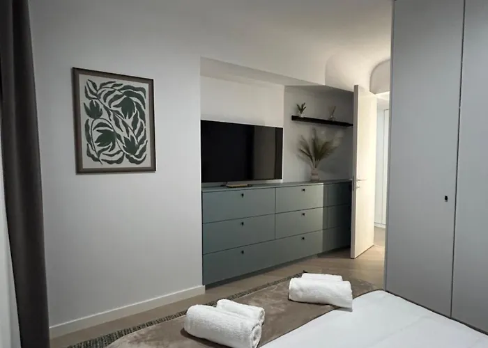 Exclusive Cortina North With Private Parking & Balcony - 01 *